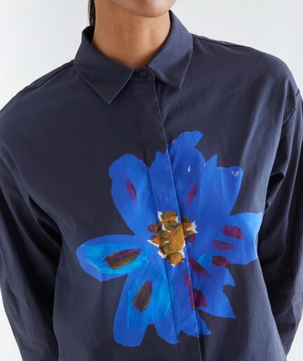 Camisa negra 100% algodón con flor Clematis - Compañía Fantástica