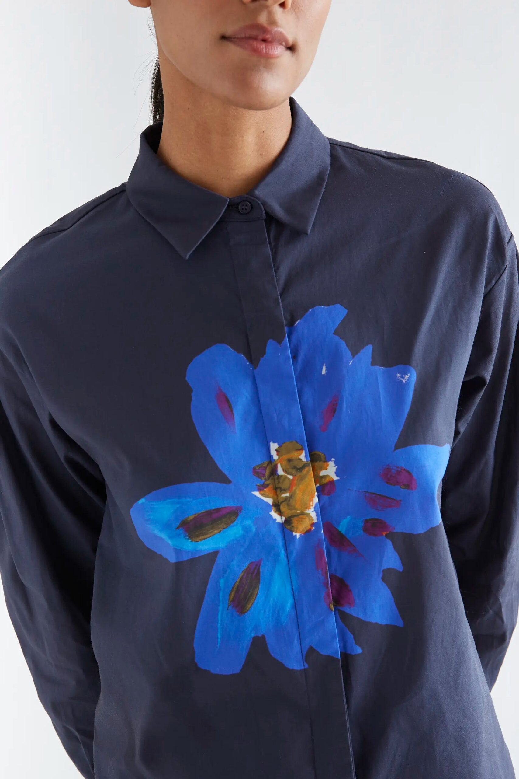 Camisa negra 100% algodón con flor Clematis - Compañía Fantástica (3) Camisa negra 100% algodón con flor Clematis - Compañía Fantástica